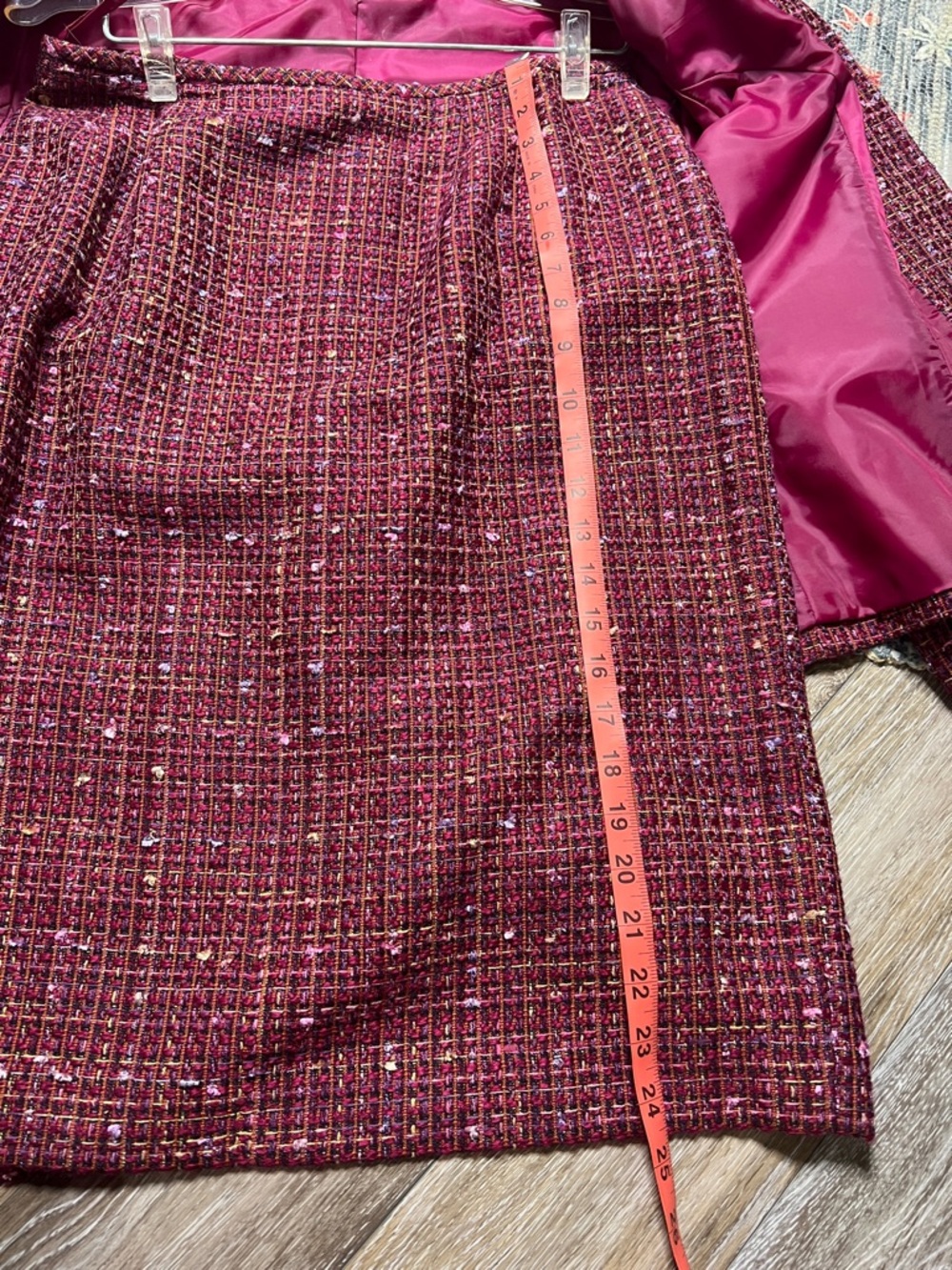Le Suit Women's Burgundy Tweed Jacket Skirt Set - Picture 10 of 13